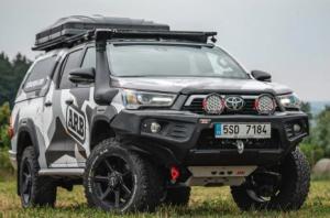 Přední nárazník Stealth Bar Hilux od 2021 lemy, parkovací senzory, naviják